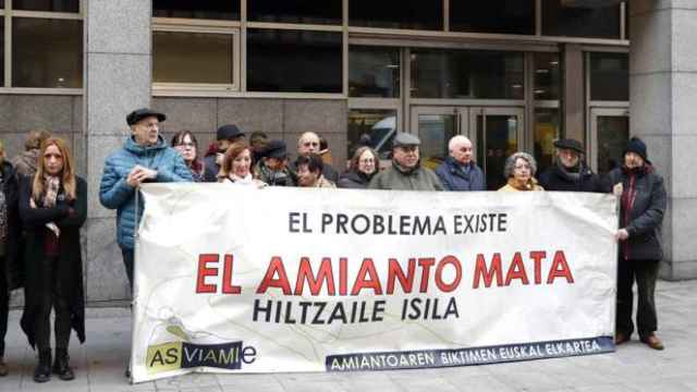 Manifestacin contra el amianto en Bilbao. / EFE