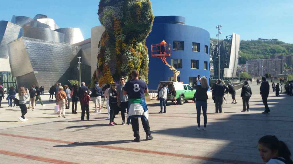 Turistas alrededor del Guggenheim, antes de la pandemia. / EP