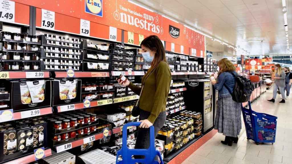 Gente comprando en el supermercado Lidl. / EP