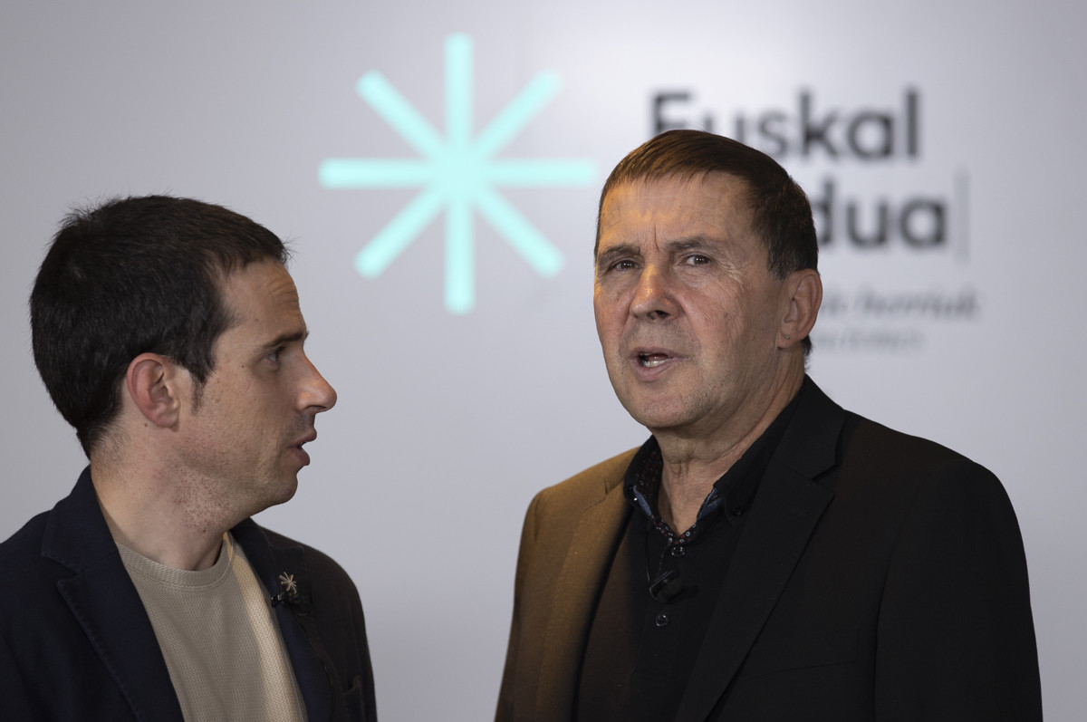 El coordinador general de EH Bildu, Arnaldo Otegi, y el director de programa de esta formación, Pello Otxandiano.