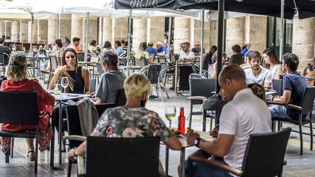 Terrazas de bares repletas de gente en la Plaza Nueva de Bilbao. / EP