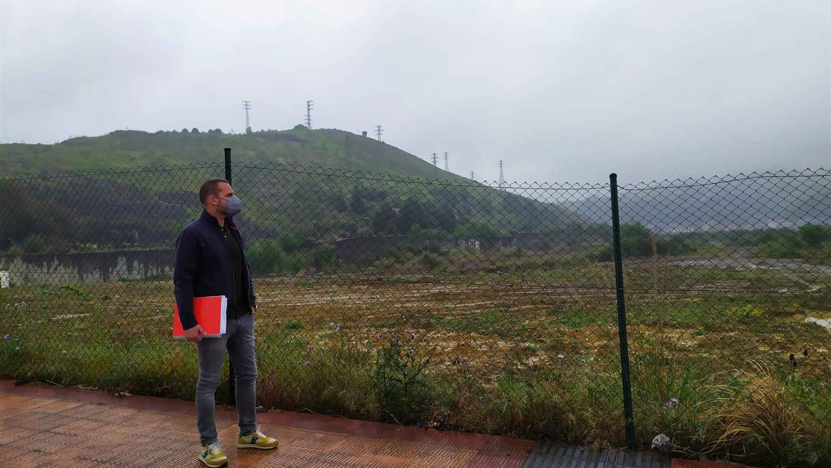 El concejal de Vivienda, Planificacin y Gestin Urbanstica de Barakaldo, Juan Antonio Pizarro, en los terrenos de Sefanitro / Ayuntamiento de Barakaldo