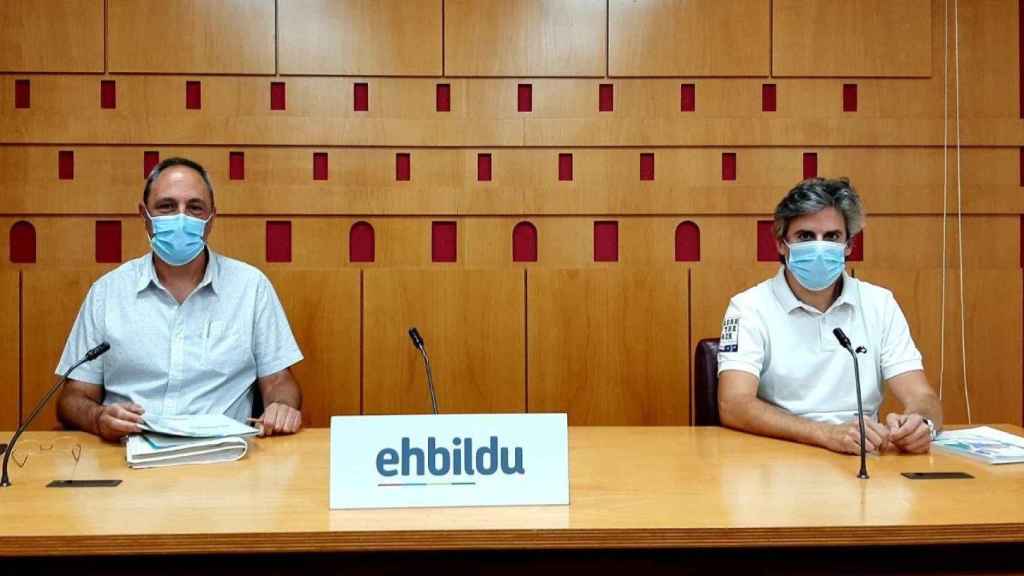 Felix Gonzlez (izquierda) sustituye a Miren Larrion como portavoz de EH Bildu en Vitoria/ EP