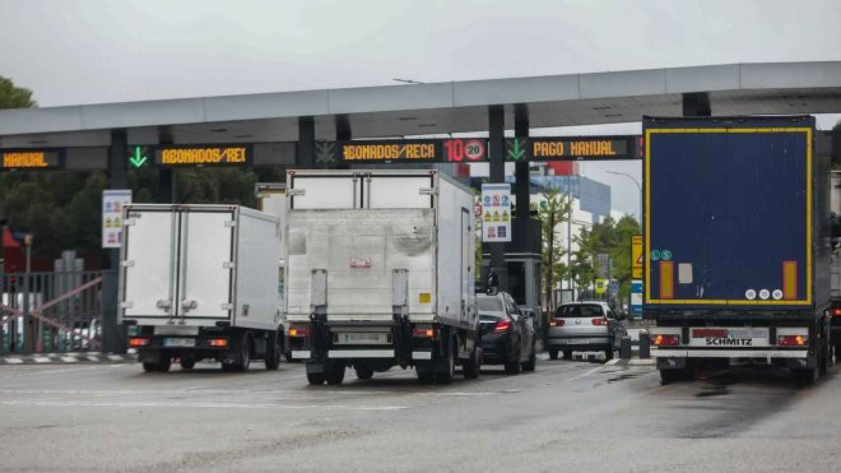 Camioneros cruzan un peaje. /