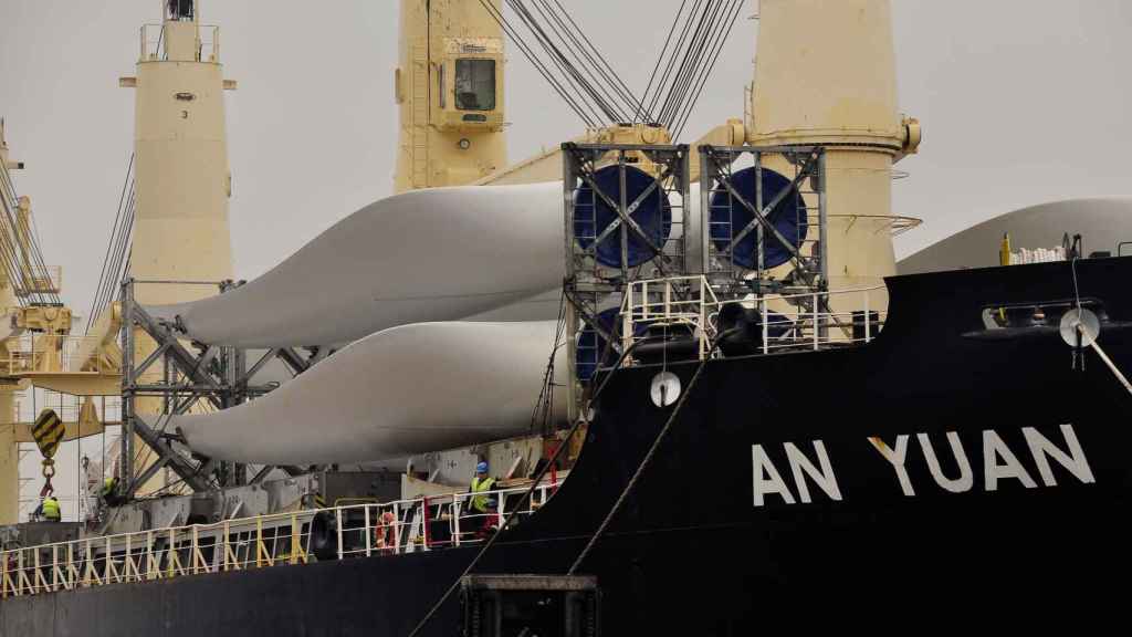 Palas de un aerogenerador cargándose en un barco en el Puerto./ CV