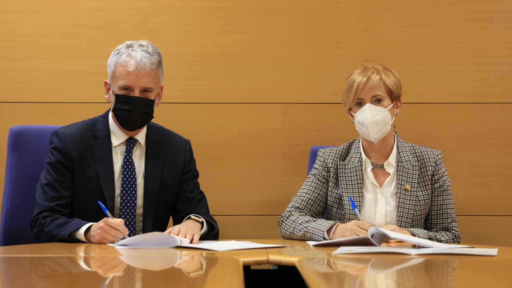 Iaki Subijana y Arantxa Tapia durante la firma del protocolo. / CV