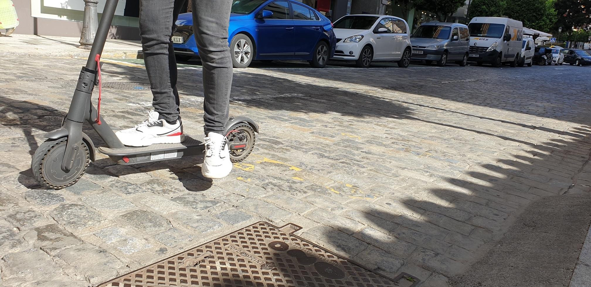 Patinete eléctrico circulando por la calle / EP