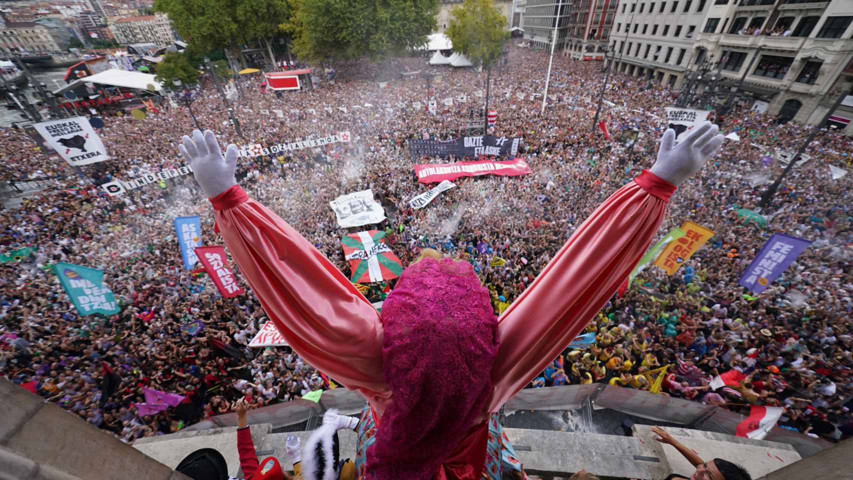 Marijaia en el balcn del teatro Arriaga, a 20 de agosto de 2022, en Bilbao. / EP