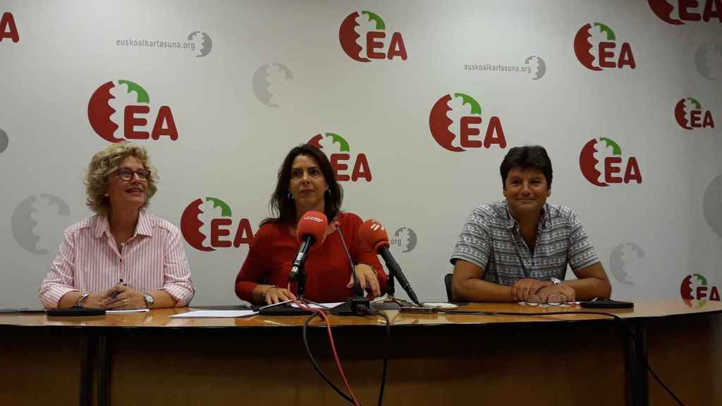 Miren Aranoa, Iratxe Lpez de Aberasturi y Mikel Goenaga, sector crtico de EA. / EP