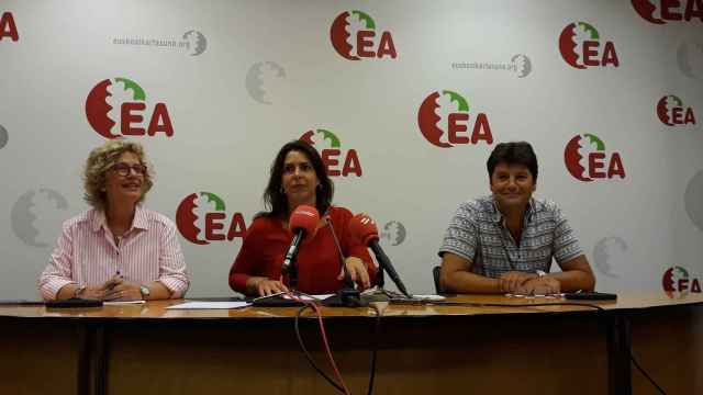 Miren Aranoa, Iratxe Lpez de Aberasturi y Mikel Goenaga, sector crtico de EA. / EP