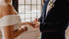 Una pareja de recin casados se intercambia los anillos en el da de su boda / PEXELS