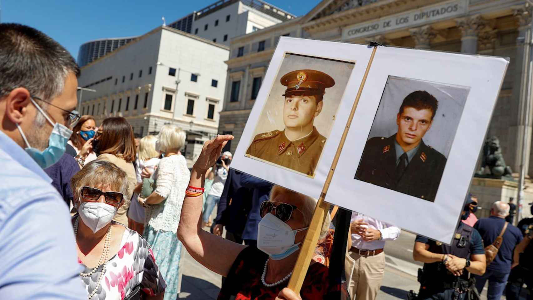 Concentracin convocada el pasado 2021 por la Asociacin Vctimas del Terrorismo (AVT) y otros colectivos frente al Congreso. / EFE