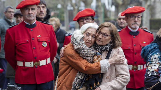 Familiares del ertzaina Jorge Díez durante la ofrenda floral en el monolito de los Jardines de la Libertad de Vitoria / EFE