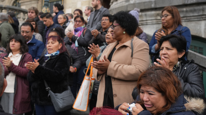 Conocidos de la víctima durante una concentración silenciosa para denunciar el asesinato de una mujer víctima de violencia machista, en el Ayuntamiento de Bilbao./EuropaPress