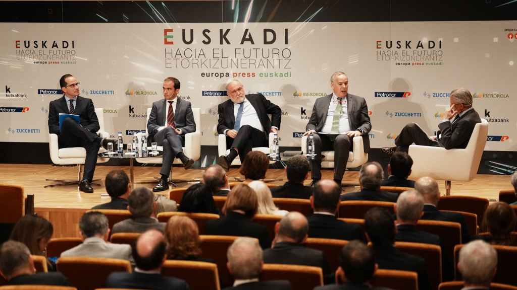 El CEO de Iberdrola Espaa, Mario Ruiz-Tagle, el CEO de Petronor, Jos Ignacio Zudaire, el director general del EVE, Iigo Ansola, y el coordinador del rea de energa de Orkestra, Jorge Fernndez, en una mesa redonda en Bilbao. / Europa Press