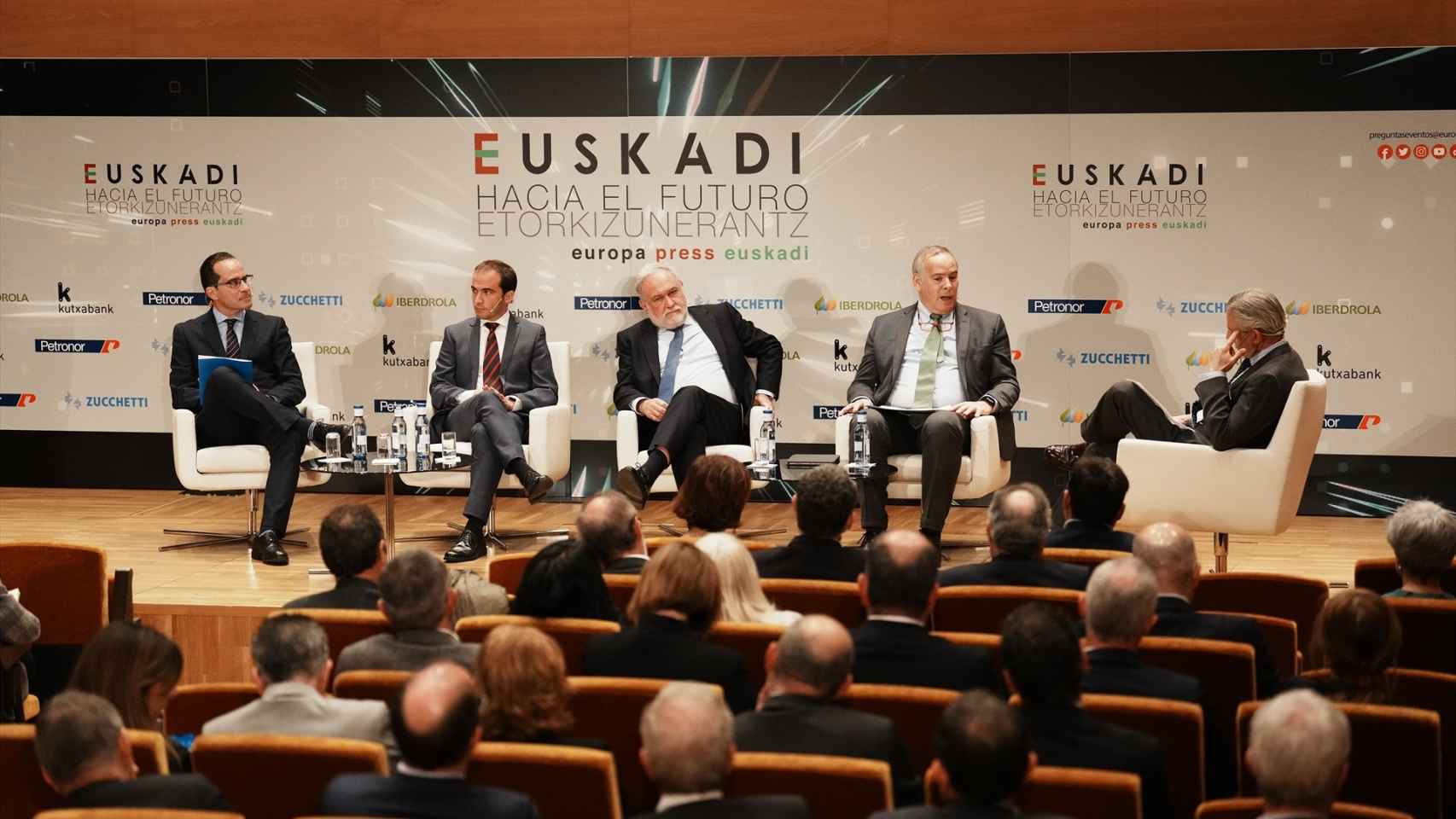 El CEO de Iberdrola Espaa, Mario Ruiz-Tagle, el CEO de Petronor, Jos Ignacio Zudaire, el director general del EVE, Iigo Ansola, y el coordinador del rea de energa de Orkestra, Jorge Fernndez, en una mesa redonda en Bilbao. / Europa Press