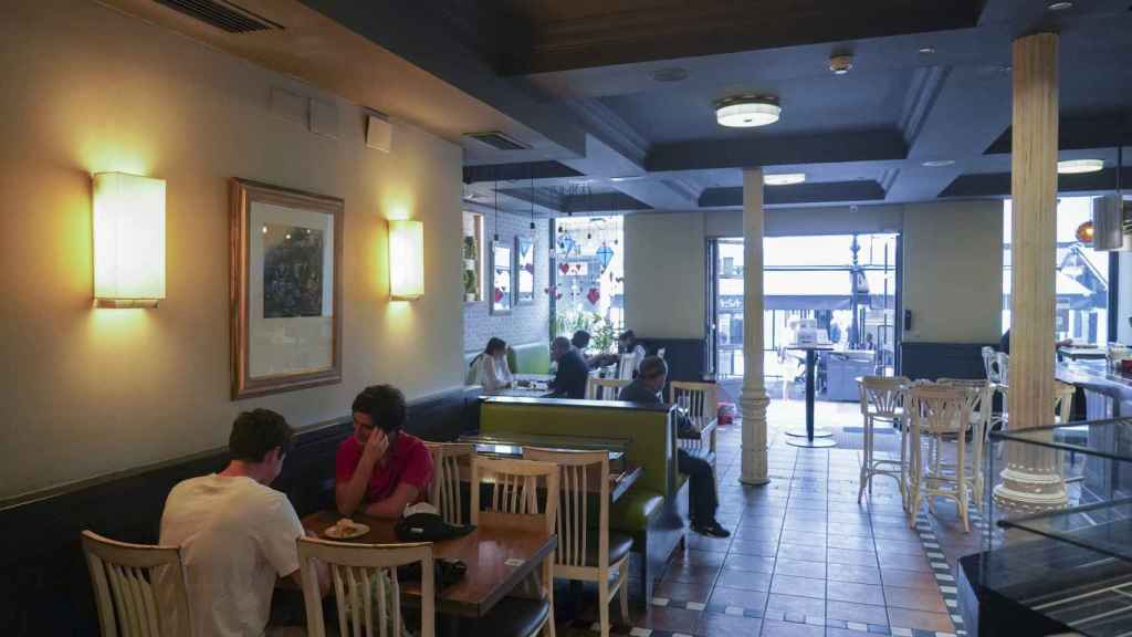 Clientes en un restaurante el da en el que se reabren al pblico los establecimientos de hostelera y restauracin para consumo en el local./ EUROPA PRESS