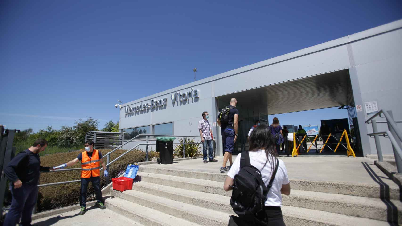 Trabajadores de Mercedes entran en la planta de Vitoria