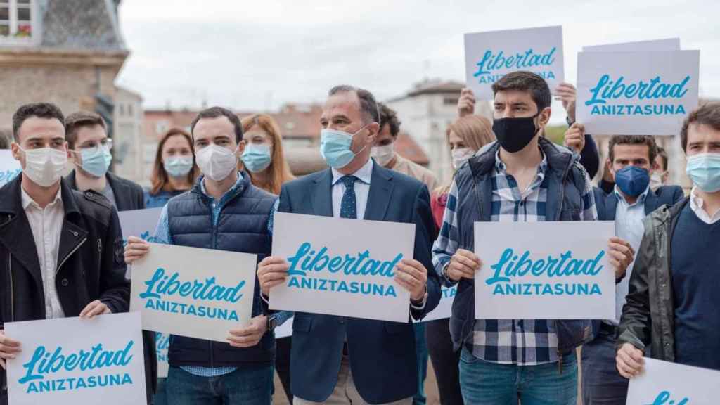 Carlos Iturgaiz en el acto en el que han intervenido jvenes vctimas de acoso y agresiones. / PP vasco