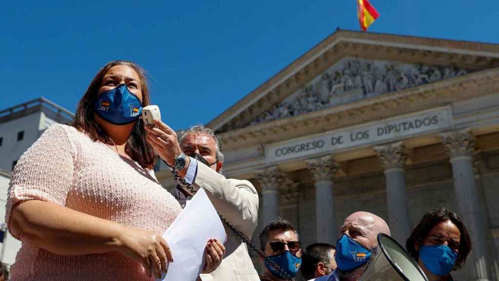 La presidenta de la Asociacin de Vctimas del Terrorismo (AVT), Maite Araluce (i), se dirige a los asistentes durante la concentracin convocada frente al Congreso de los Diputados. / EFE