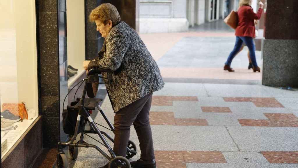 Una pensionista observa un escaparate este viernes./EFE