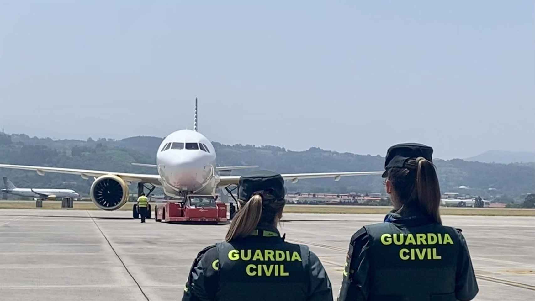 Agentes de la Guardia Civil en la pista del aeropuerto. / SUBDELEGACIN DEL GOBIERNO