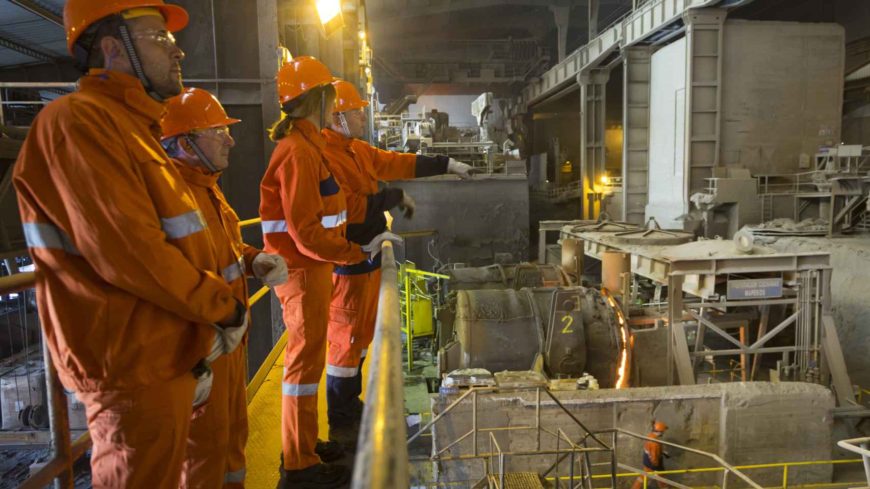 Idoia Mendia charla con trabajadores en la planta de Nervacero. / PSE