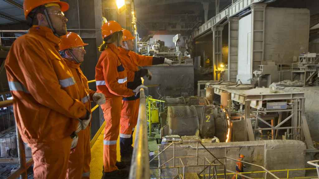 Idoia Mendia charla con trabajadores en la planta de Nervacero. / PSE