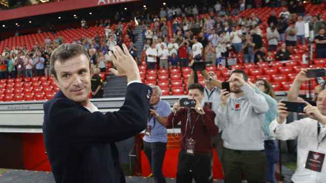El presidente del Athletic, Jon Uriarte saluda a los aficionados congregados en San Mams / Luis Tejido (EFE)