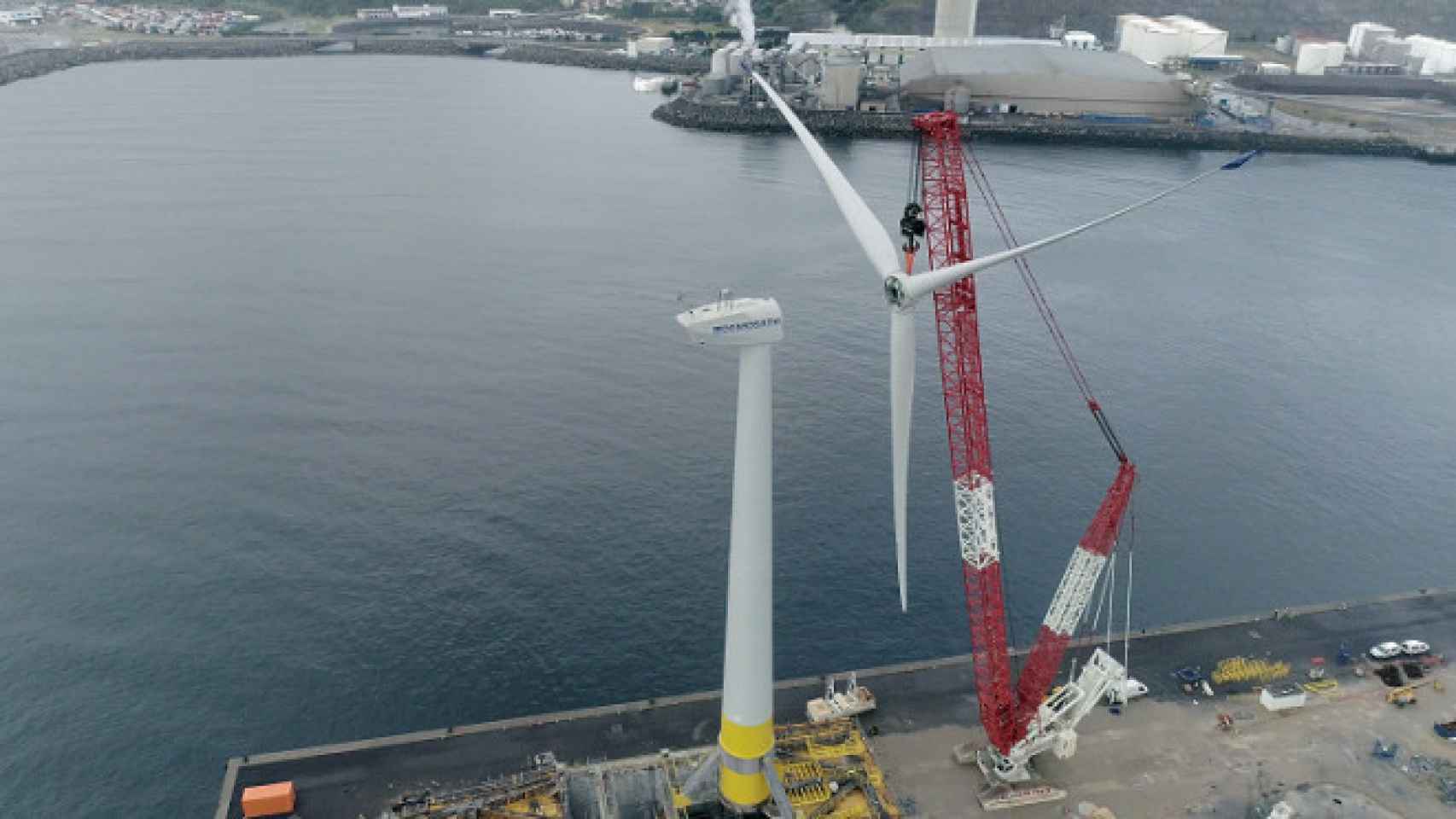 Ensamblaje del molino flotante Demosath de Saitec en el Puerto de Bilbao / Saitec