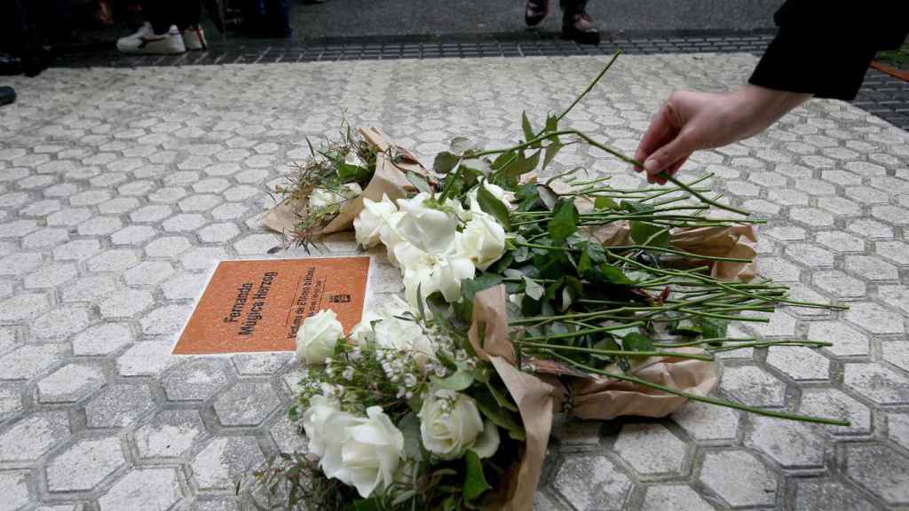 Flores sobre una placa en recuerdo de una vctima de ETA en San Sebastin./ EP