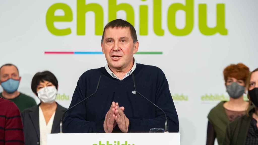 El coordinador general de EH Bildu, Arnaldo Otegi, junto a compaeras de la coalicin abertzale en una imagen de archivo. EUROPA PRESS