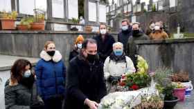 Homenaje a Jos Ignacio Iruretagoyena en el cementerio de Zarautz. / EFE