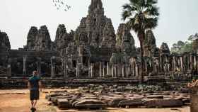 Turista ante un templo camboyano / PEXELS