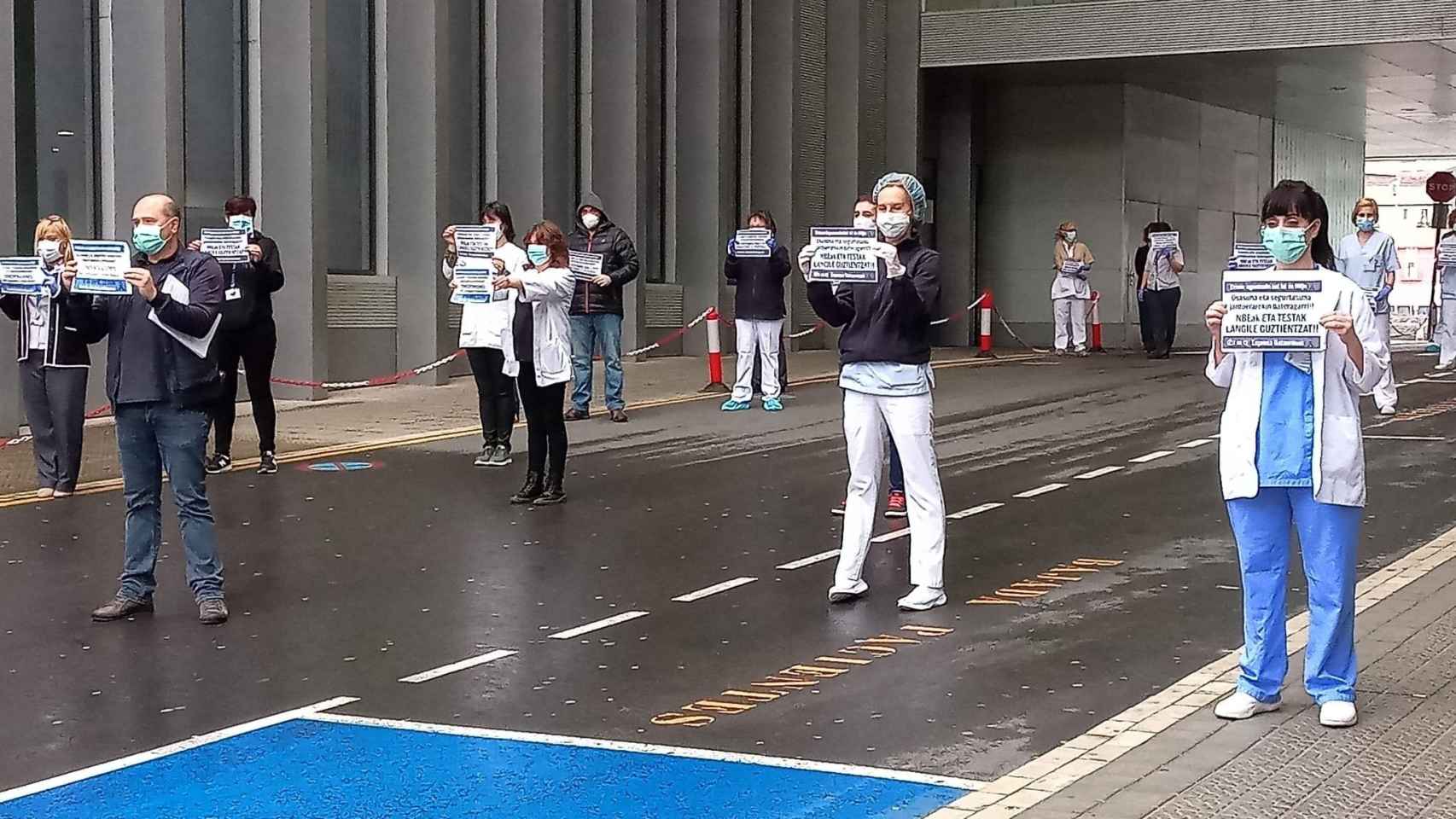 Trabajadores de IMQ concentrados para pedir medidas de seguridad contra la covid en una imagen de archivo. /EUROPA PRESS