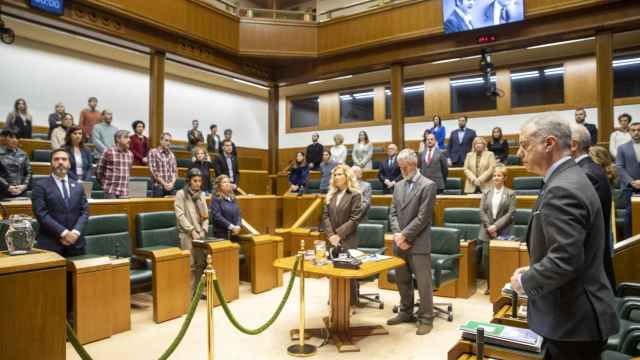 El pleno del Parlamento Vasco guarda un minuto de silencio al comienzo de la sesin de este jueves./EFE