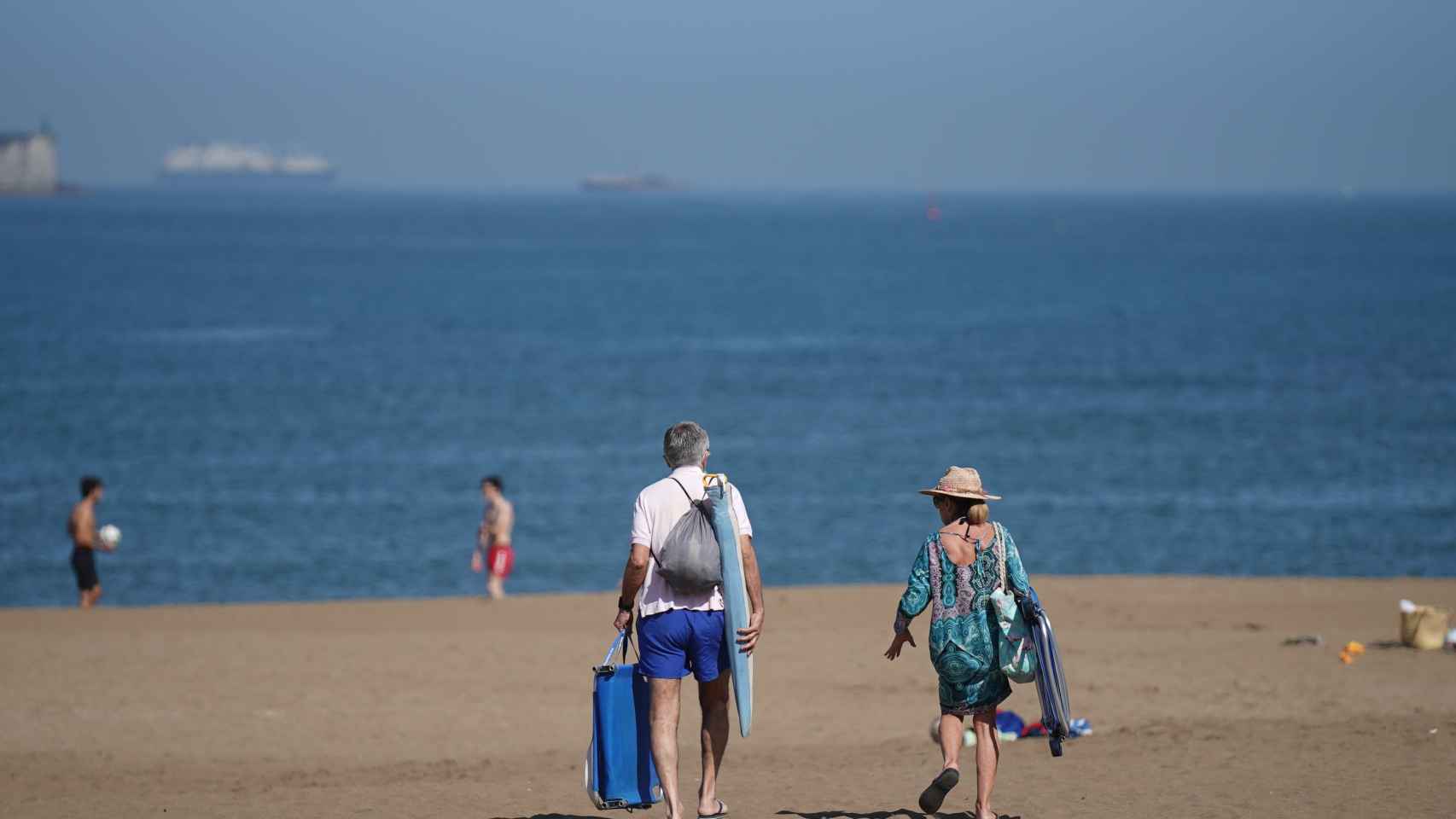 Algunos paseantes en la playa de Getxo. /EP