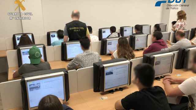 La Guardia Civil revisa una prueba del examen de conducir