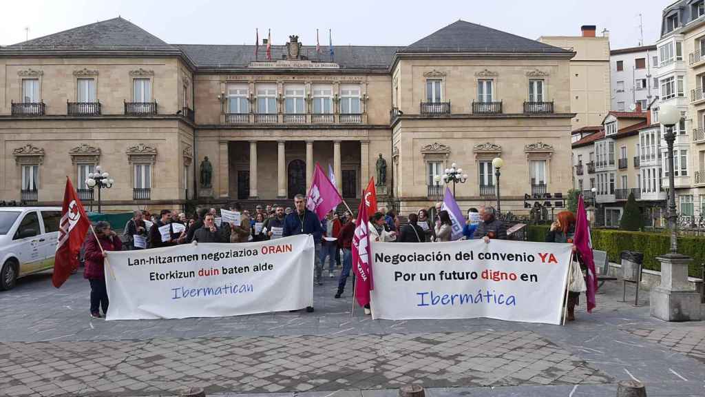 Concentracin de los trabajadores de Ibermtica frente a la Diputacin de lava / CV