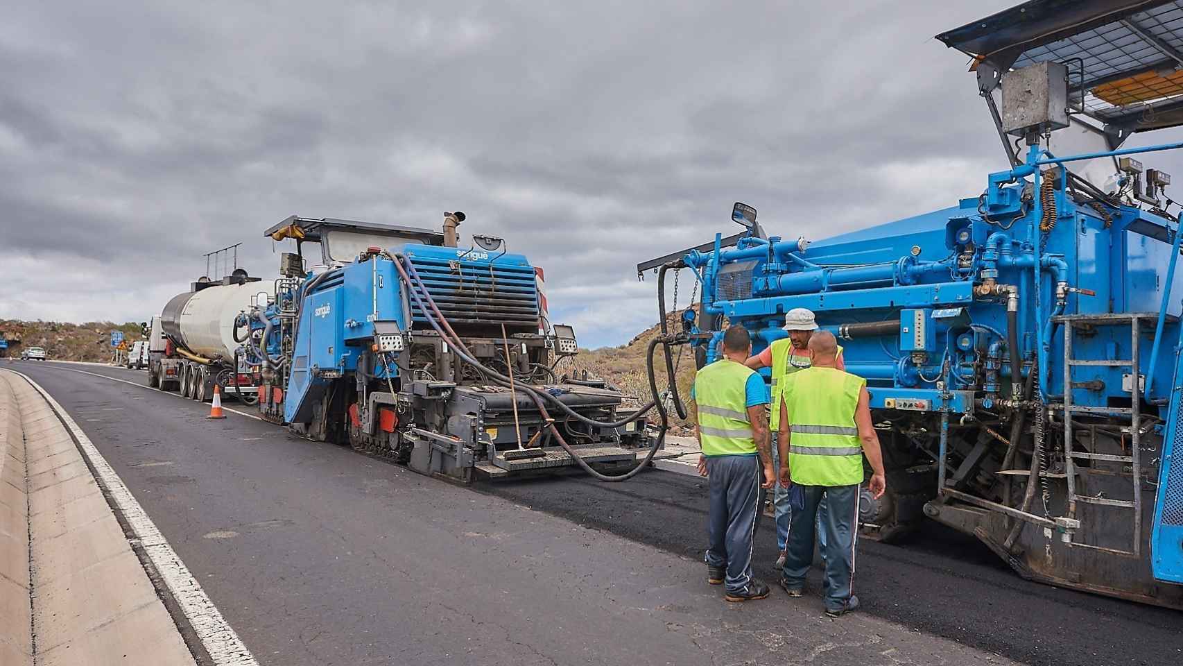 Un grupo de obreros, durante las obras de asfaltado en una carretera / EP