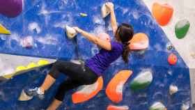 Practicando en The Factory Boulder, uno de los mejores rocdromos de Euskadi / THE FACTORY BOULDER