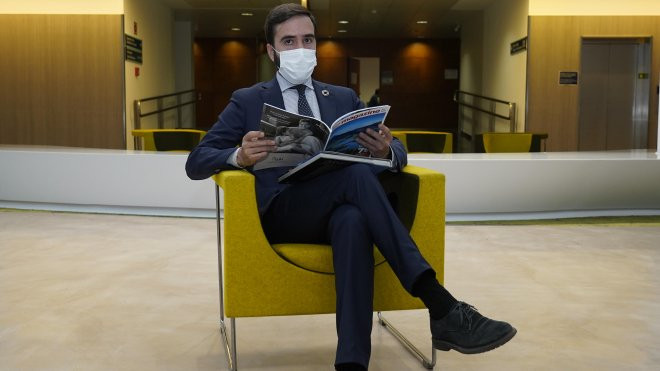 Javier Hurtado en el hall de acceso a la sede del Gobierno vasco. / CV