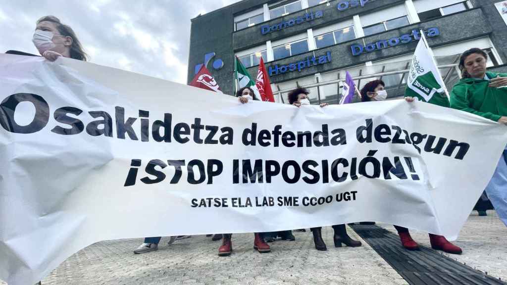 Mdicos, pacientes y sanitarios se manifiestan por la Sanidad Pblica en el Hospital Universitario Donostia./ EuropaPress