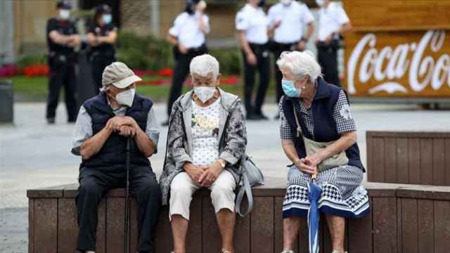 Personas con mascarilla en la calle. / EFE