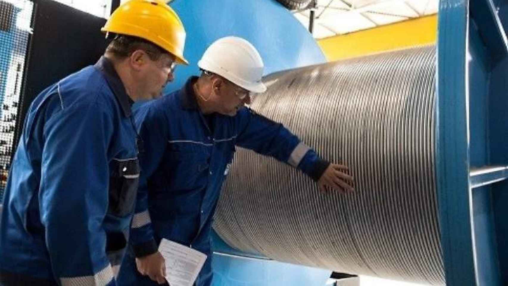 Trabajadores en una planta industrial. EP