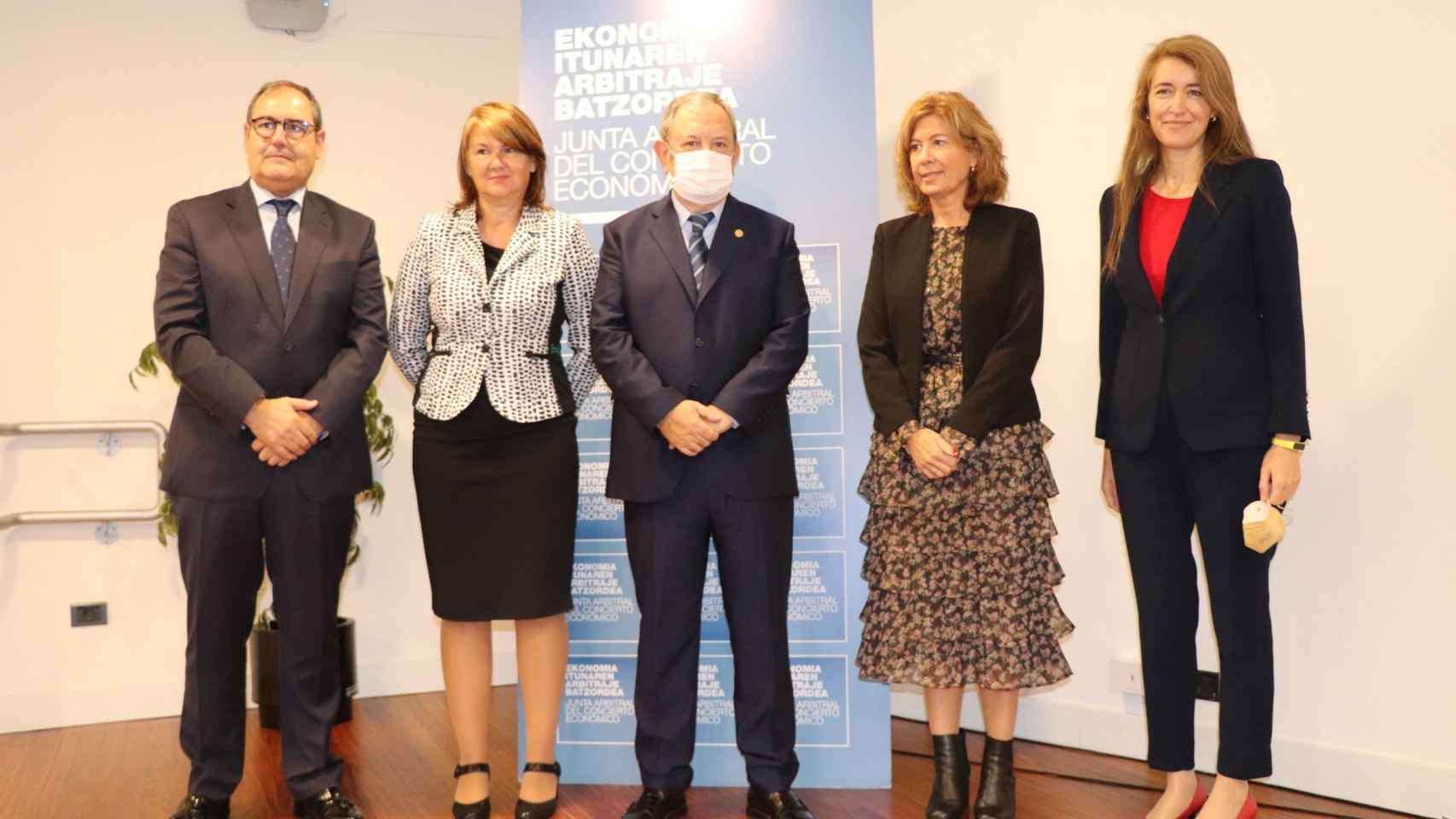 El consejero de Economa y Hacienda, Pedro Azpiazu, con la secretaria de Estado de Hacienda, Ins Bardn, rodeados por la presidenta de la Junta Arbitral, Violeta Ruiz, a la derecha. Y, a la izquierda, los vocales Javier Muguruza y Sofa Arana./ EP