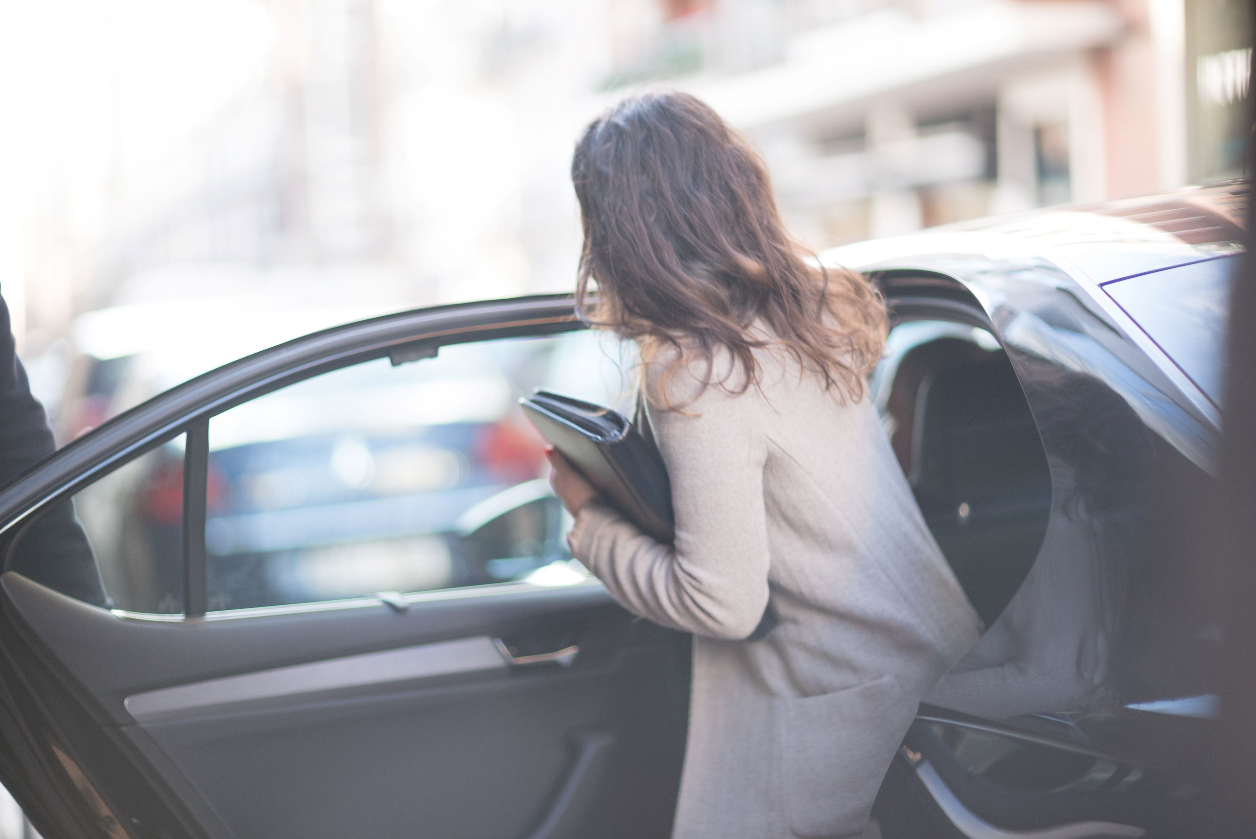 Una mujer entre en un vehículo de Uber. / Uber