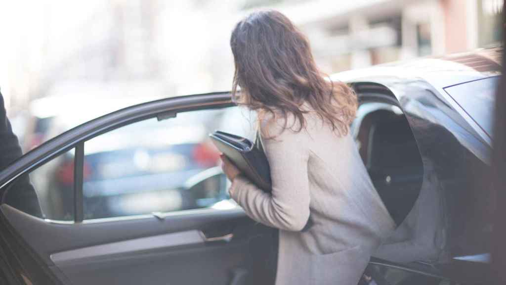 Una mujer entra en un vehívulo de Uber.