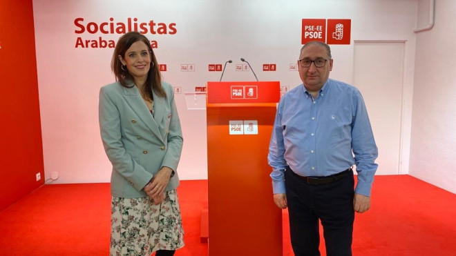 Maider Etxebarria, junto a Felipe García en la sede del PSE alavés / EP