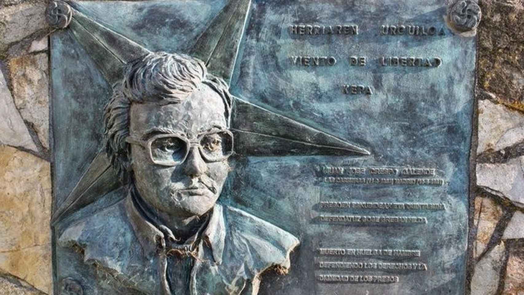 Placa en homenaje a Juan Jos Crespo Galende./COVITE